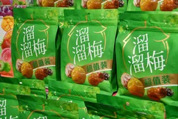 溜溜梅挂牌港交所 上市首日涨超180%